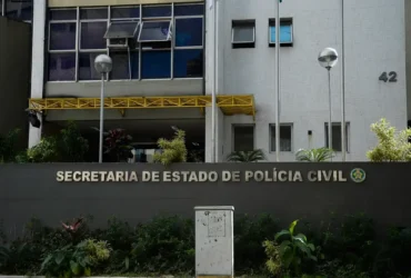 Operação policial no Rio deixa menino baleado em escola