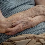 Idosos resgatados de abrigo irregular fechado pela vigilância sanitária