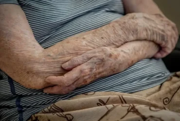 Idosos resgatados de abrigo irregular fechado pela vigilância sanitária