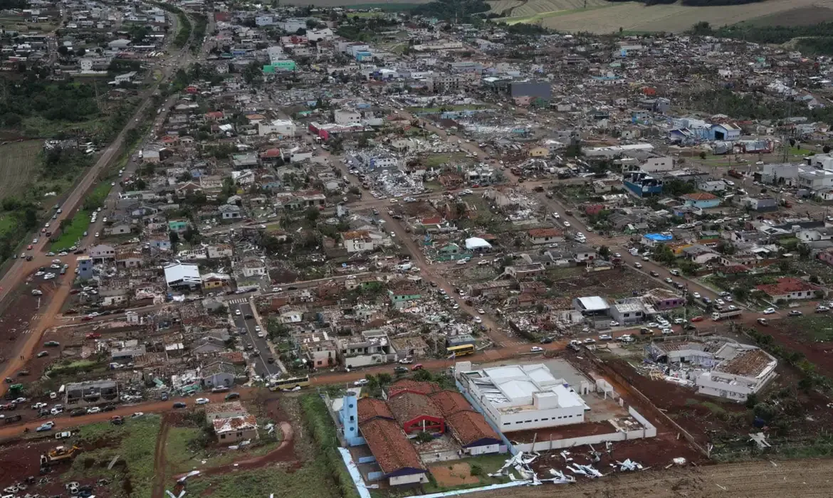 Tornado deixa 750 feridos e destrói grande parte de cidade no Paraná