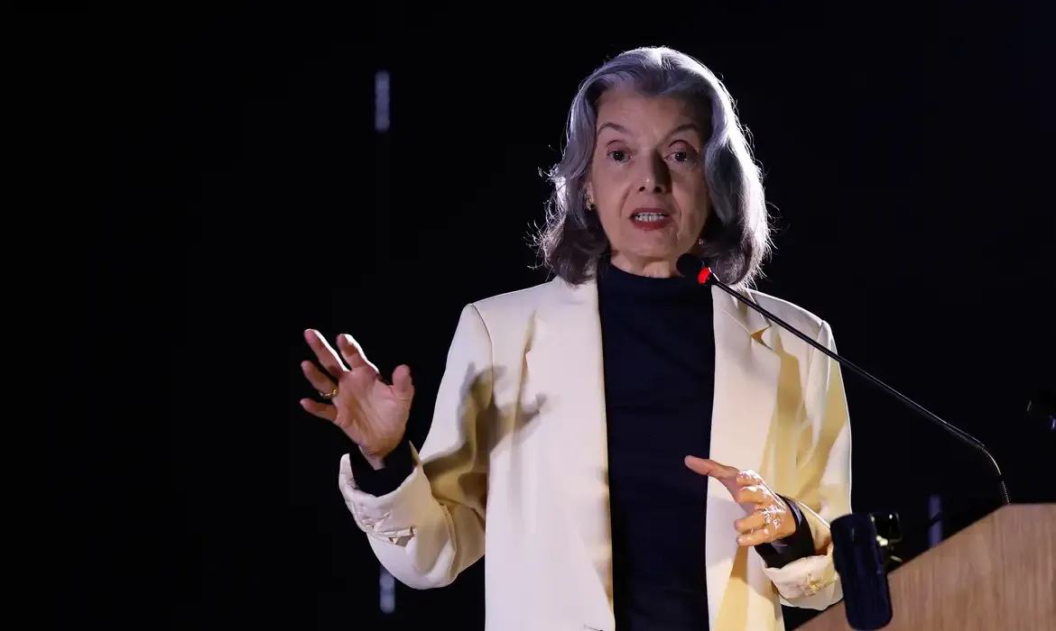 Democracia em foco após alerta de Carmén Lúcia sobre riscos autoritários