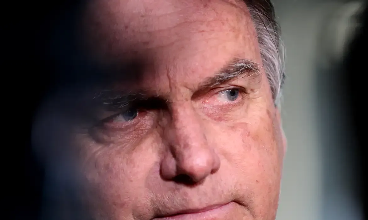 Bolsonaro recebe atendimento médico após nova crise de soluço