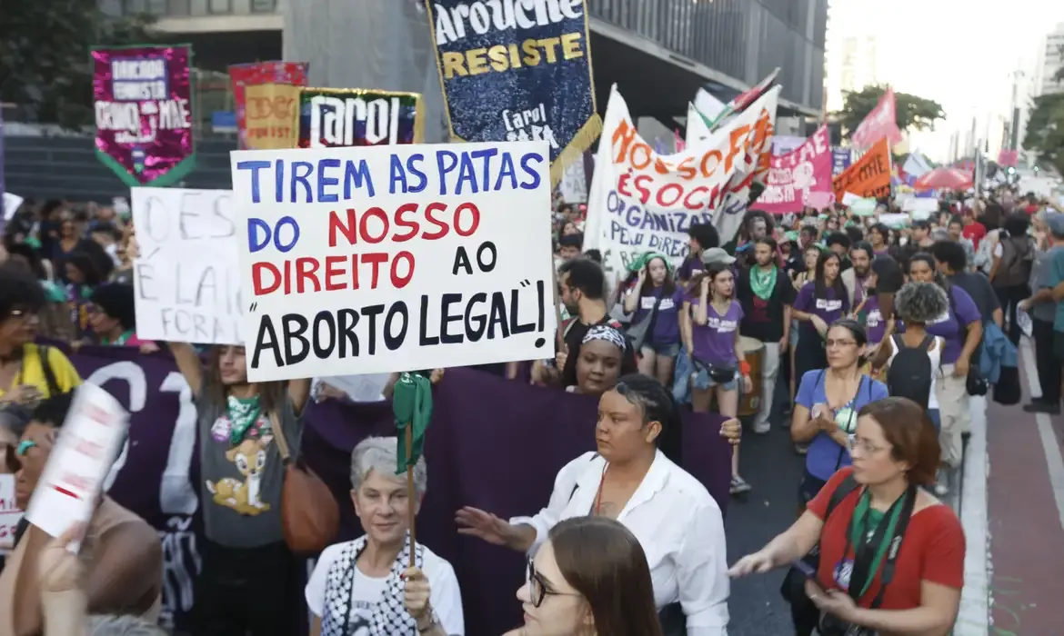Aborto legal é alvo de disputa e provoca alerta sobre pânico moral