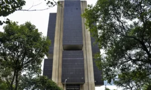 Banco Central mantém juros em 15% ao ano diante de desaceleração econômica