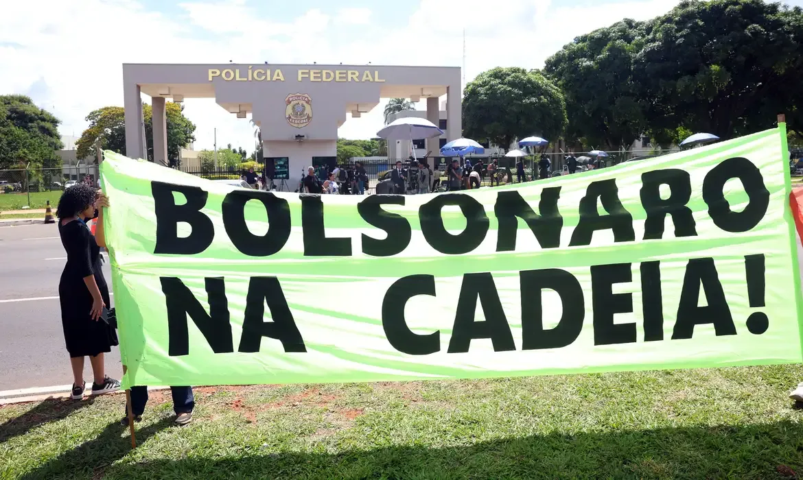 Bolsonaro permanece em cela da PF com 12 m² e estrutura básica