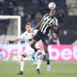 Vitória x Botafogo: onde assistir ao vivo e escalações do duelo pela 33ª rodada do Brasileirão. Imagem: Vitor Silva/BFR