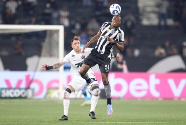 Vitória x Botafogo: onde assistir ao vivo e escalações do duelo pela 33ª rodada do Brasileirão. Imagem: Vitor Silva/BFR