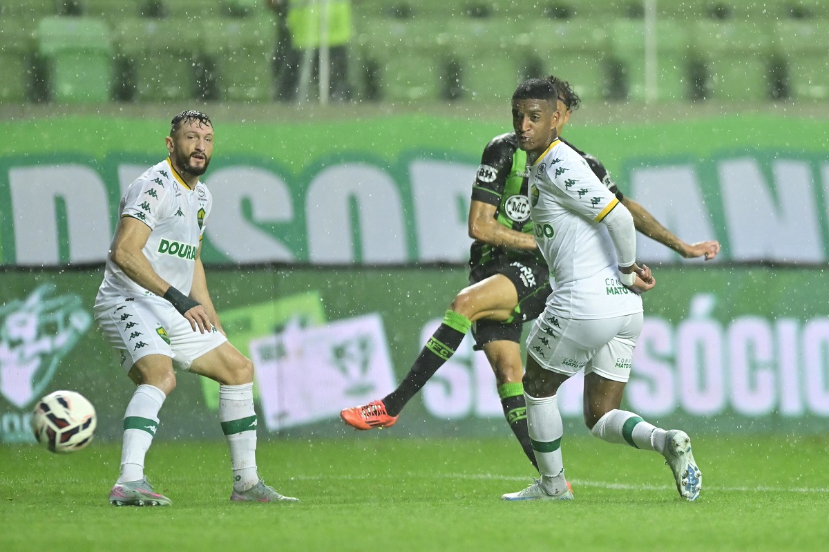 Lance de América-MG x Cuiabá. Imagem: Mourão Panda/América-MG