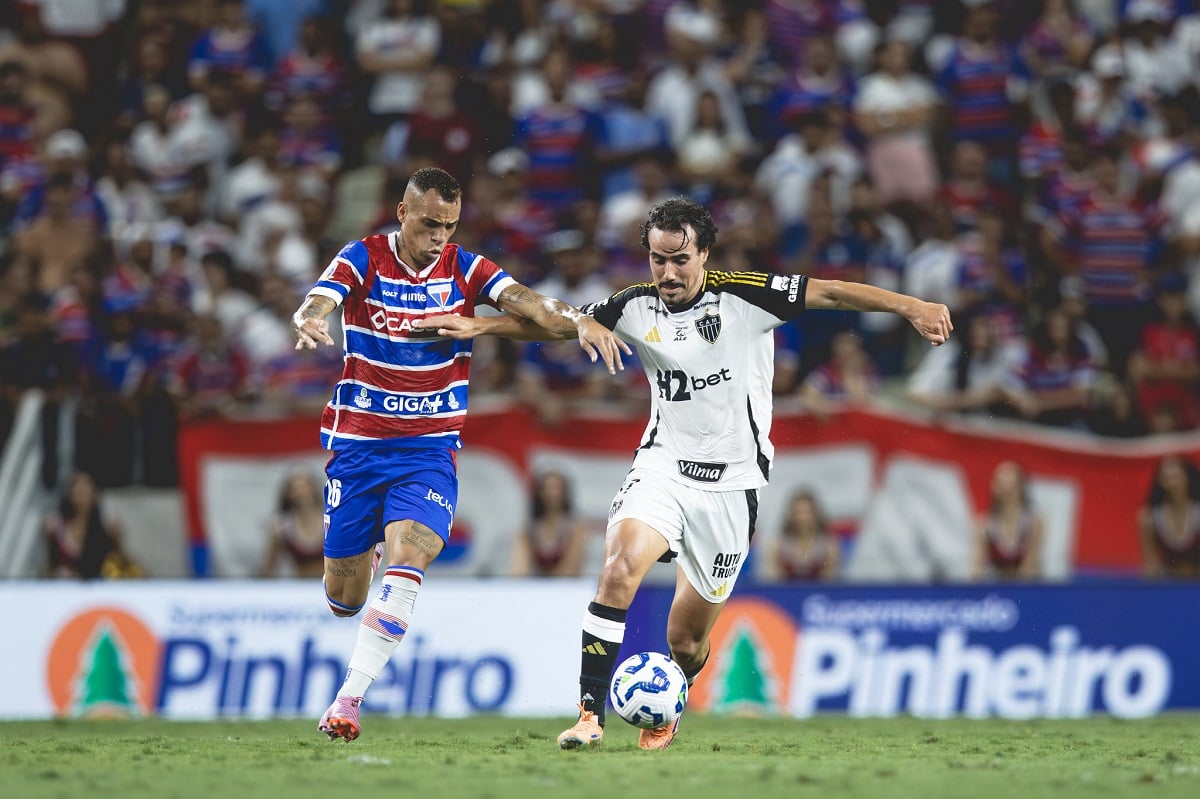 Everson; Ruan, Vitor Hugo, Junior Alonso e Igor Gomes; Alan Franco, Alexsander, Bernard e Guilherme Arana; Hulk e Dudu. Técnico: Jorge Sampaoli. Imagem: Pedro Souza/Atlético