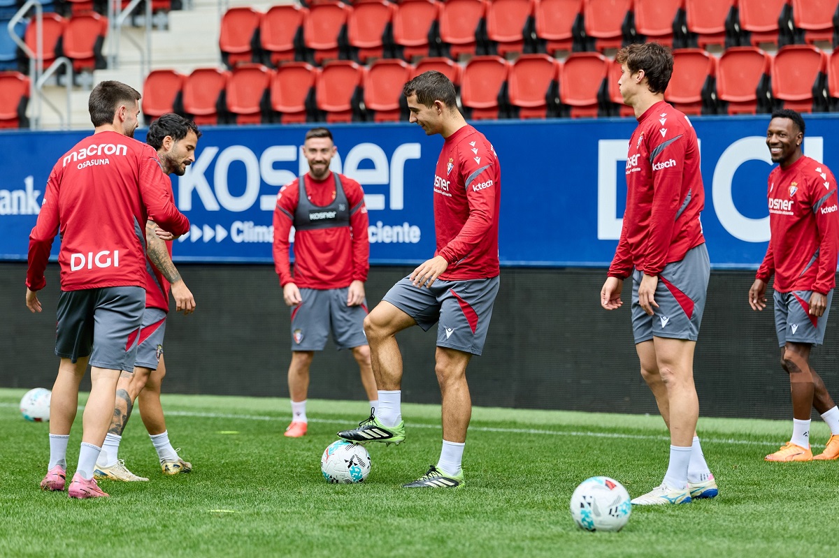 Real Oviedo x Osasuna ao vivo: onde assistir, escalações e tudo sobre o duelo da La Liga 2025/26. Imagem: Divulgação Osasuna