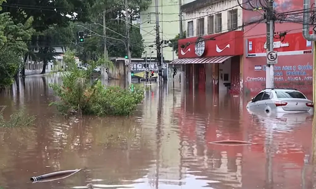 Chuva intensa marca o feriado de Finados em São Paulo