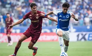 Flamengo vence, encosta no líder e reacende disputa pelo título