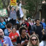 Protesto critica entrada de policiais armados em escola de SP