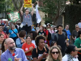 Protesto critica entrada de policiais armados em escola de SP