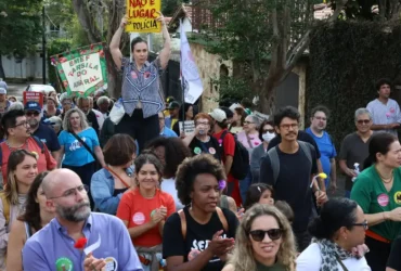Protesto critica entrada de policiais armados em escola de SP
