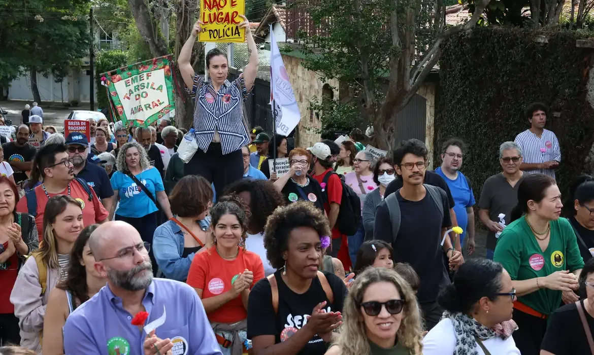 Protesto critica entrada de policiais armados em escola de SP