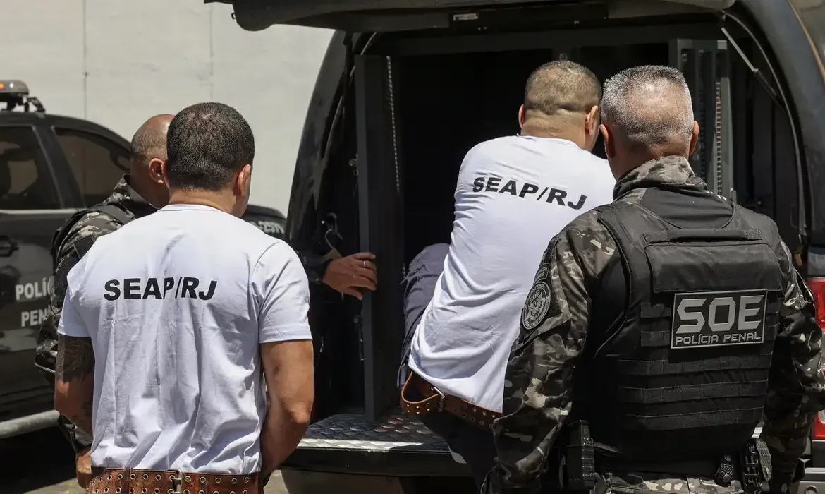 ComandoVermelho: líderes são transferidos para presídios federais sob forte segurança