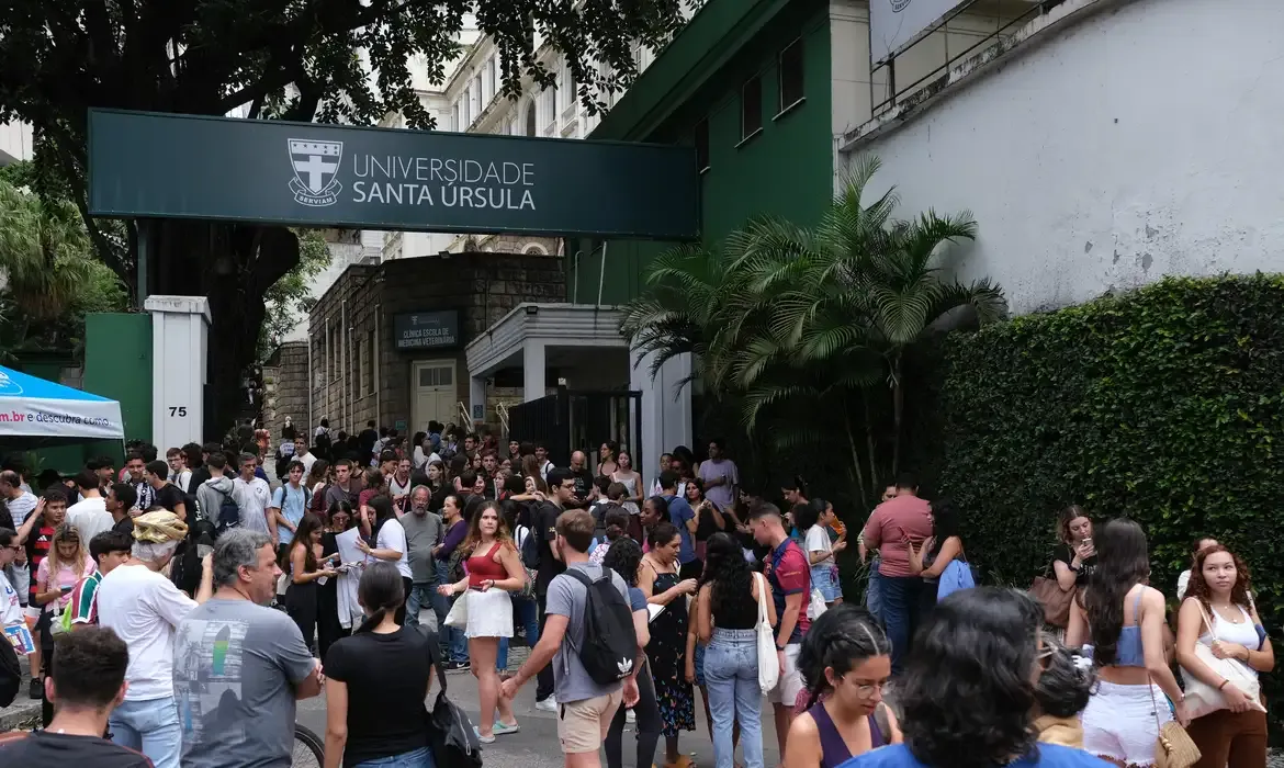 Estudantes podem revisar para o Enem 2025 usando aplicativo do MEC