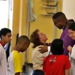 Fiéis na Penha rezam por paz após operação policial deixar 121 mortos no Rio