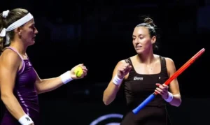 Stefani e Babos se aproximam da semi do WTA Finals após vitória contra russas