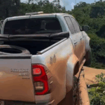 Poeira levantada pelo comboio zerou a visibilidade e fez veículo bater na mureta; incidente reforça urgência de pavimentação da rodovia rural em Matupá
