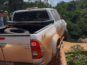 Poeira levantada pelo comboio zerou a visibilidade e fez veículo bater na mureta; incidente reforça urgência de pavimentação da rodovia rural em Matupá