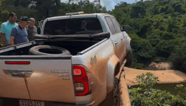 Poeira levantada pelo comboio zerou a visibilidade e fez veículo bater na mureta; incidente reforça urgência de pavimentação da rodovia rural em Matupá