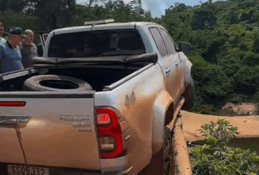 Poeira levantada pelo comboio zerou a visibilidade e fez veículo bater na mureta; incidente reforça urgência de pavimentação da rodovia rural em Matupá