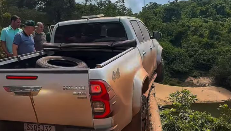 Poeira levantada pelo comboio zerou a visibilidade e fez veículo bater na mureta; incidente reforça urgência de pavimentação da rodovia rural em Matupá