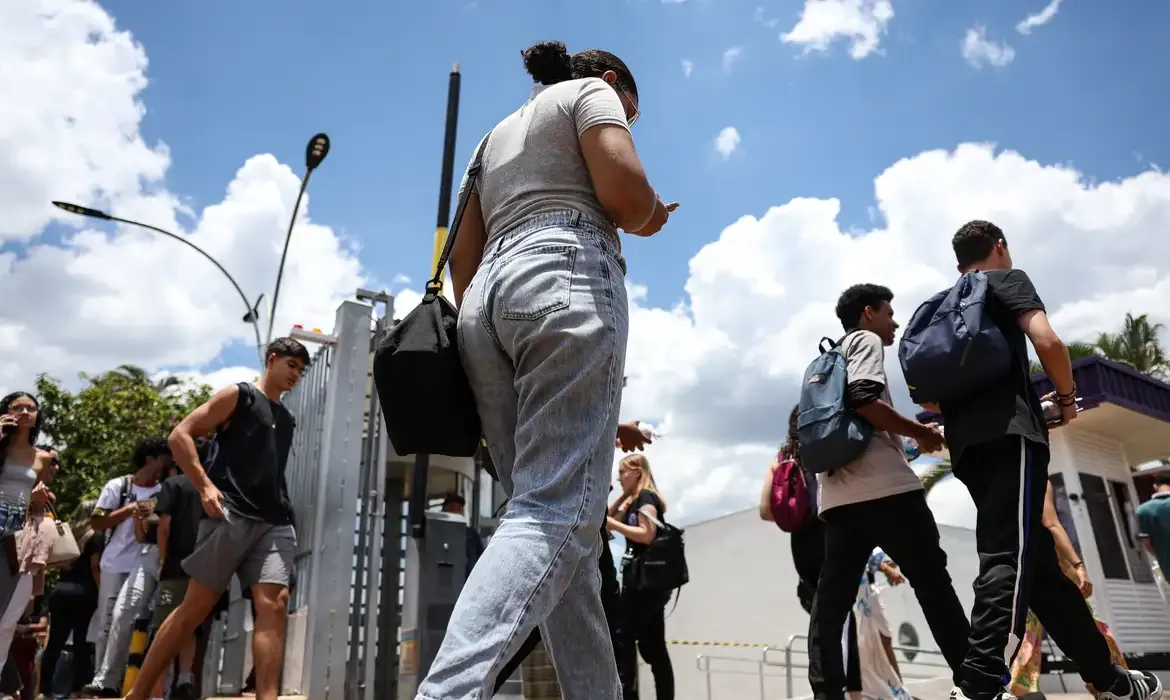 Enem movimenta candidatos no DF com sol forte e chegada antecipada