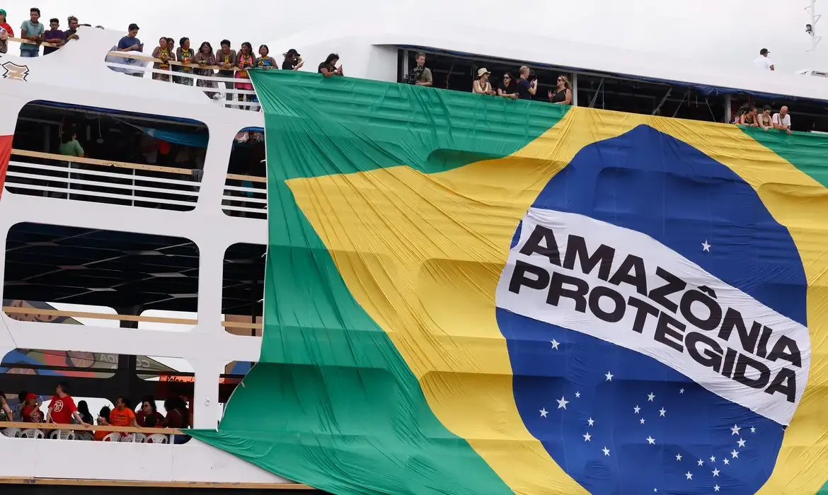 Barqueata em Belém une povos por justiça climática e social durante a COP30