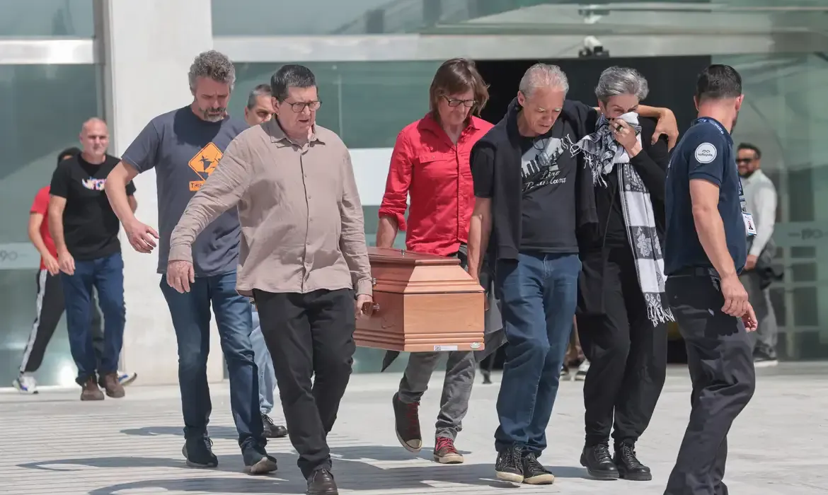 Velório de Paulo Frateschi reúne amigos, familiares e políticos em homenagem