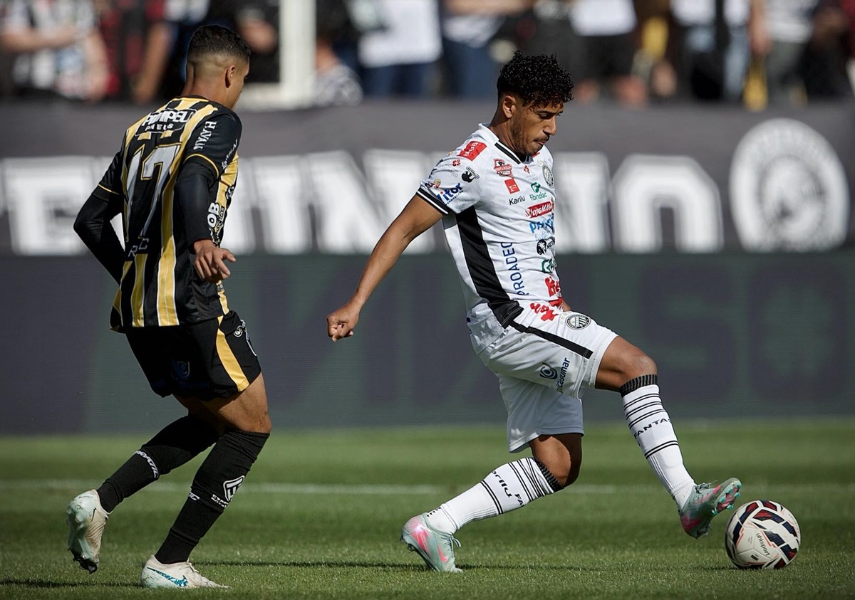 CRB x Operário: onde assistir ao vivo e escalações do duelo pela 36ª rodada da Série B. Imagem: @andreoito • OFEC