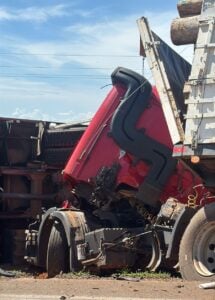 Colisão entre caminhões e Hilux deixa um ferido na BR-163 em Lucas do Rio Verde