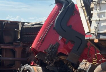 Colisão entre caminhões e Hilux deixa um ferido na BR-163 em Lucas do Rio Verde