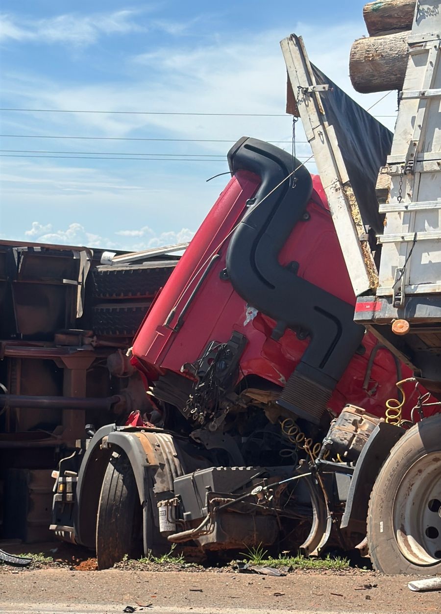 Colisão entre caminhões e Hilux deixa um ferido na BR-163 em Lucas do Rio Verde