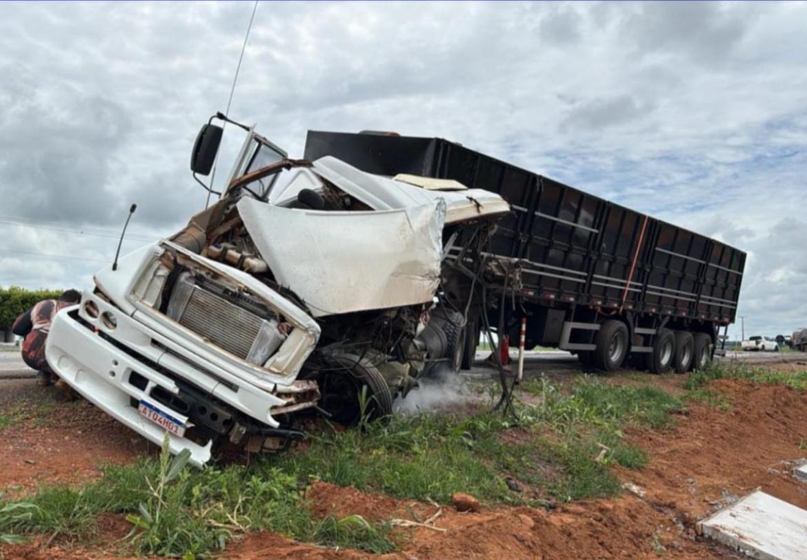 Acidente ocorreu na manhã deste domingo (9), 15 km de Lucas do Rio Verde; veículo conduzido pela vítima pegou fogo após o impacto