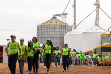 Alunos da rede municipal de Rondonópolis conhecem fazenda sustentável produtora de grãos