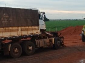 Acidente ocorreu no início da tarde desta terça-feira (11), no km 649 da rodovia; equipes da Nova Rota do Oeste estão no local realizando os atendimentos