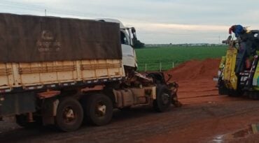 Acidente ocorreu no início da tarde desta terça-feira (11), no km 649 da rodovia; equipes da Nova Rota do Oeste estão no local realizando os atendimentos