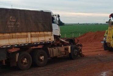 Acidente ocorreu no início da tarde desta terça-feira (11), no km 649 da rodovia; equipes da Nova Rota do Oeste estão no local realizando os atendimentos