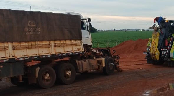 Acidente ocorreu no início da tarde desta terça-feira (11), no km 649 da rodovia; equipes da Nova Rota do Oeste estão no local realizando os atendimentos