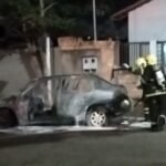 Veículo foi tomado pelas chamas em poucos minutos na Rua Opala; Corpo de Bombeiros foi acionado e causas ainda serão apuradas