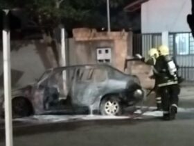 Veículo foi tomado pelas chamas em poucos minutos na Rua Opala; Corpo de Bombeiros foi acionado e causas ainda serão apuradas