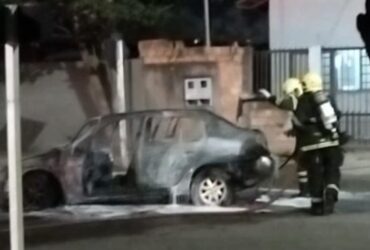 Veículo foi tomado pelas chamas em poucos minutos na Rua Opala; Corpo de Bombeiros foi acionado e causas ainda serão apuradas