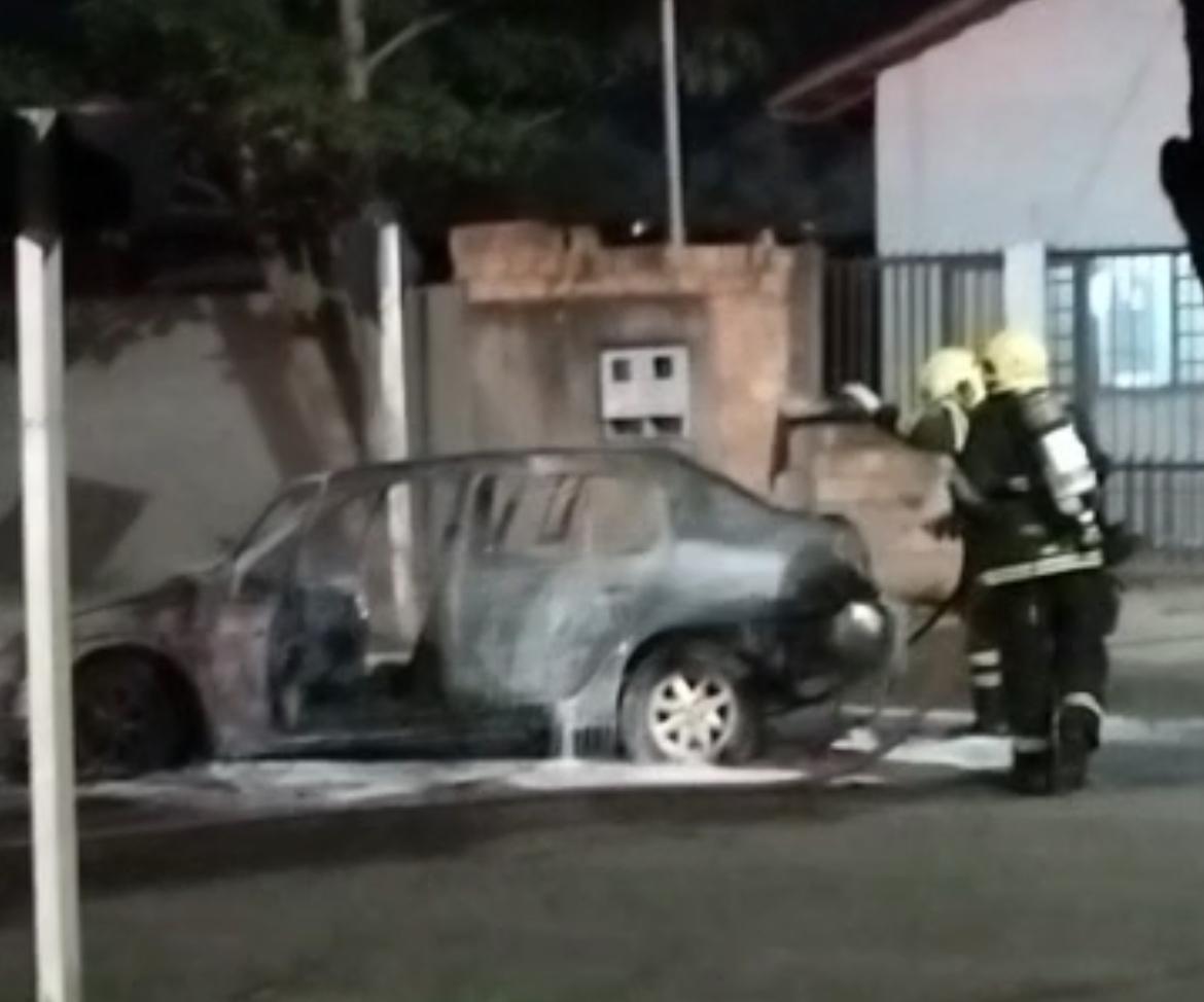 Veículo foi tomado pelas chamas em poucos minutos na Rua Opala; Corpo de Bombeiros foi acionado e causas ainda serão apuradas