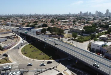 Amanhecer em Cuiabá com céu limpo, pessoas usando roupas leves de frio e vento moderado.