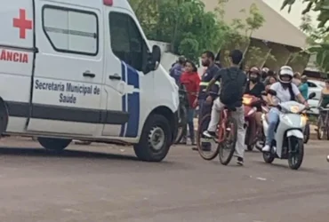 Vítimas foram atingidas em frente à creche onde a criança estudava; criminoso fugia após roubar veículo