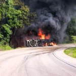 Bombeiros controlam incêndio em carreta na BR-364 com incêndio em carreta