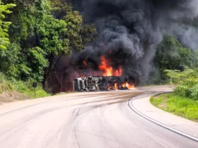 Bombeiros controlam incêndio em carreta na BR-364 com incêndio em carreta